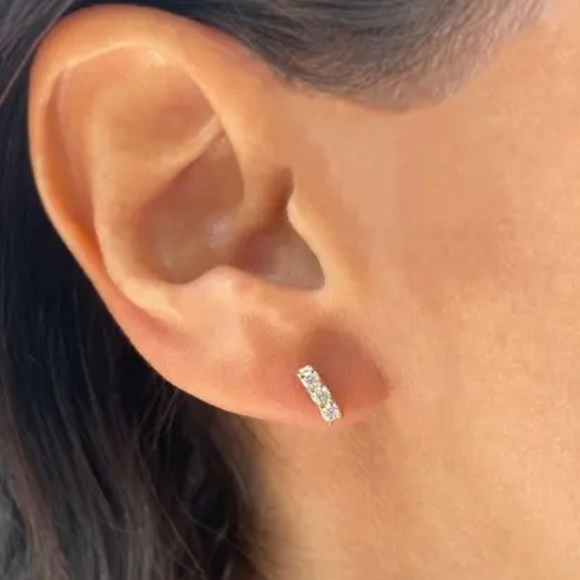 14K gold pair 3 stone tier vertical zirconia stud earrings - Picture 4 of 7